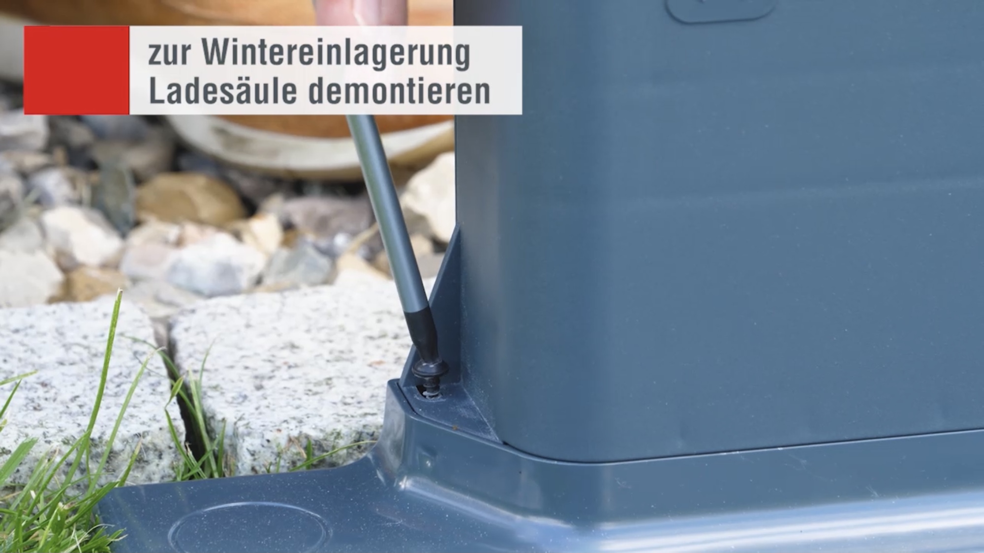 AL-KO Robolinho Vorbereitungen Winter Ladesaeule demontieren