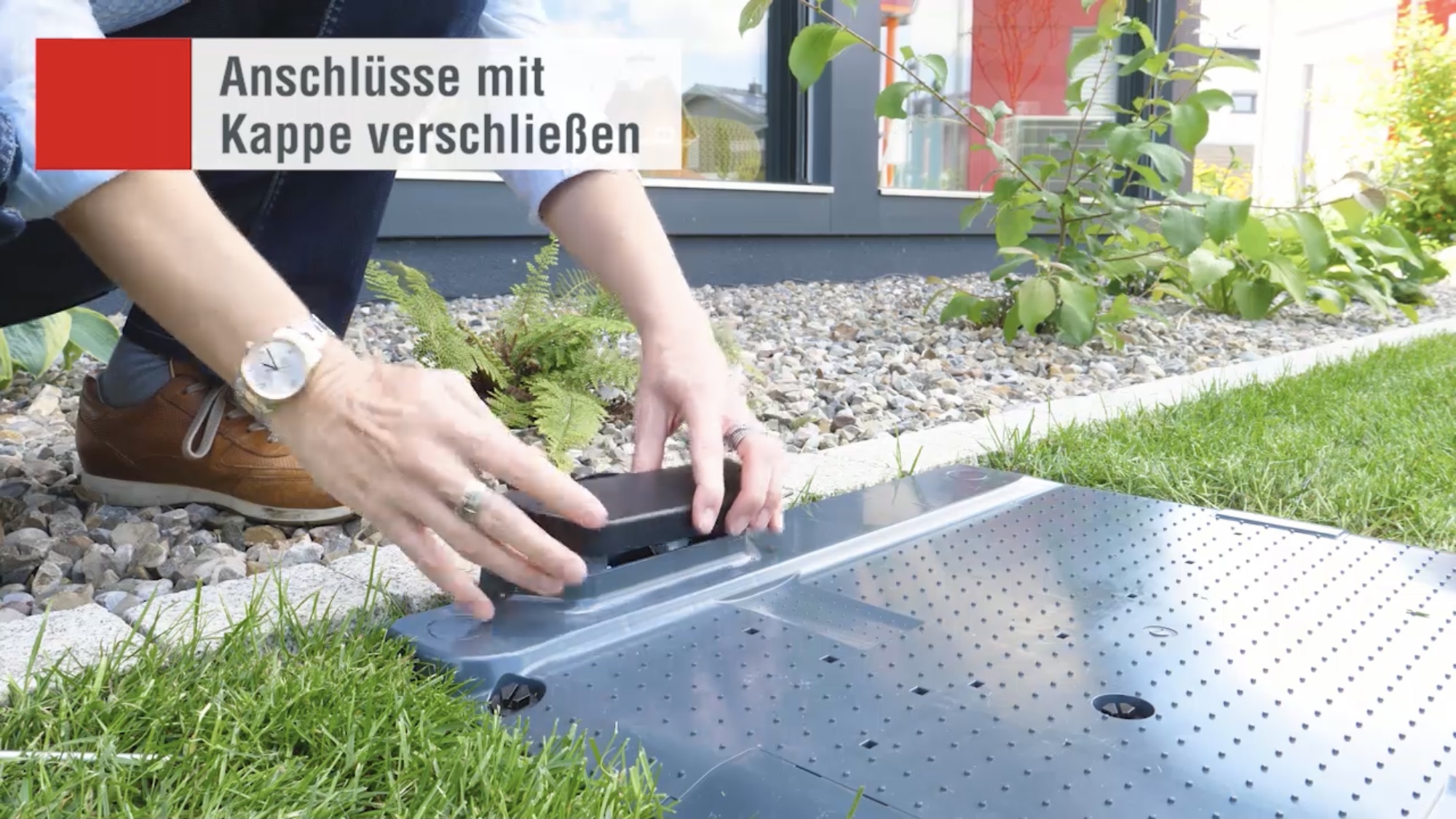 AL-KO Robolinho elektrische Anschluesse mit Dichtklappe verschließen