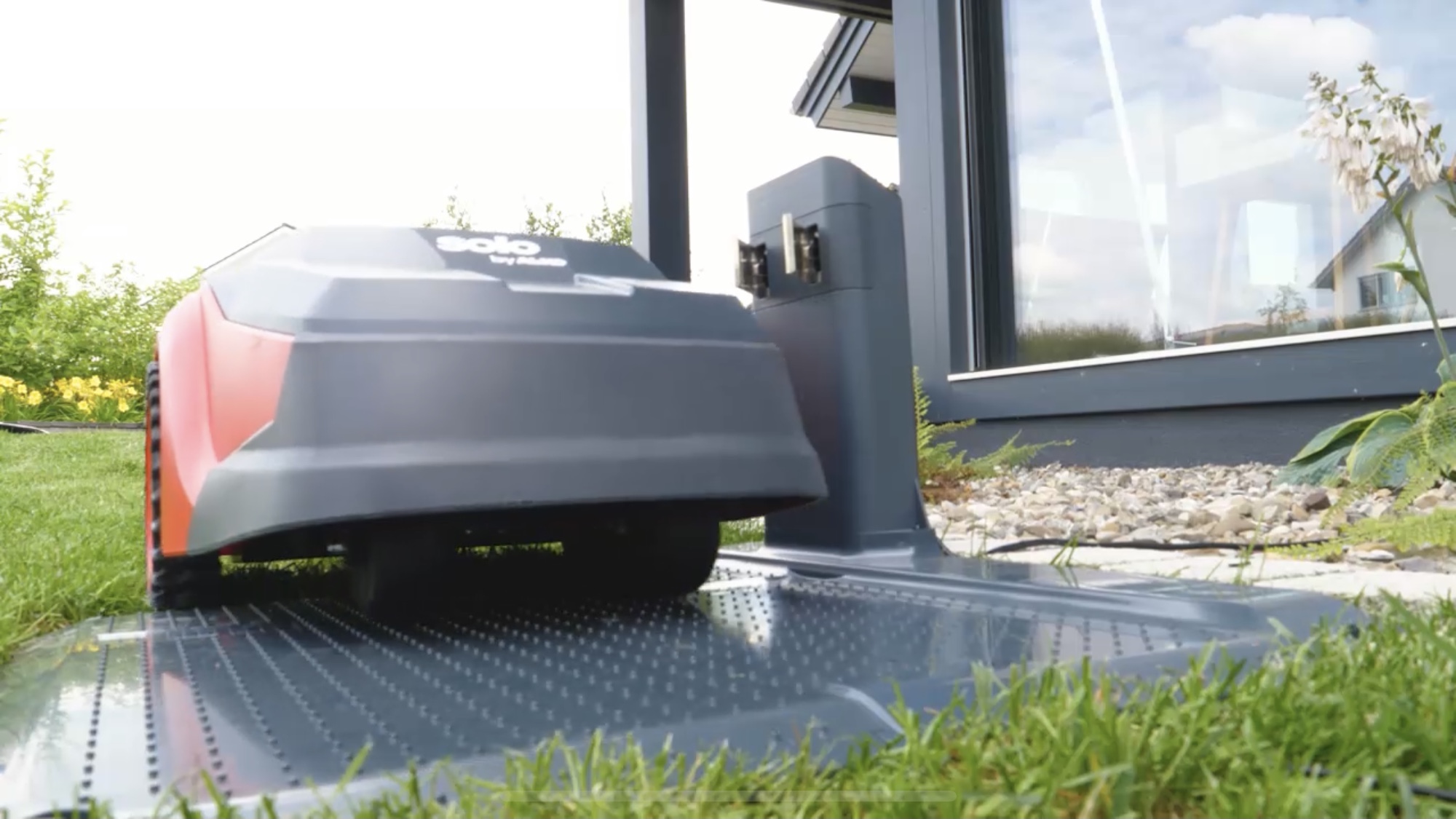 AL-KO-Robolinho-findet-sicher-zur-Ladestation